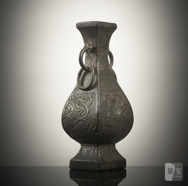 A four-sided bronze vase with wave decoration in relief and loose ring handles - 图3